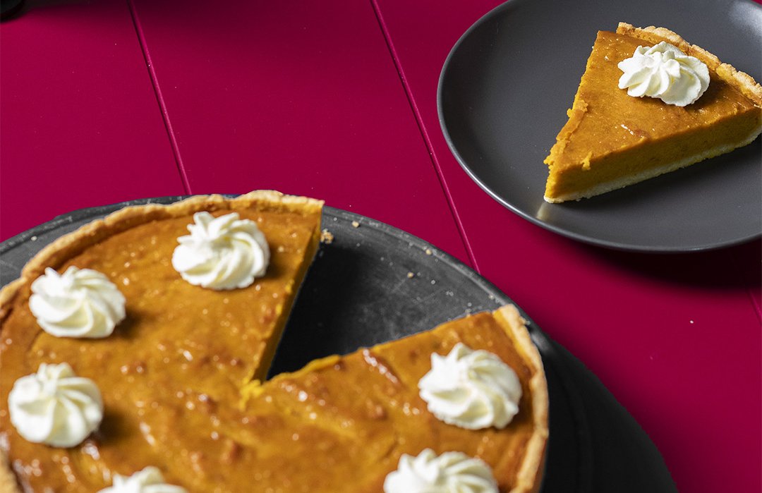 Bild eines Mannes, welcher Cupcakes an einer Schock Spüle dekoriert Bild eines Mannes, welcher Cupcakes an einer Schock Spüle dekoriert